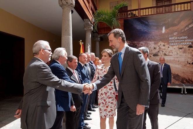 Los Reyes se interesan por el calendario astronómico de Risco Caído