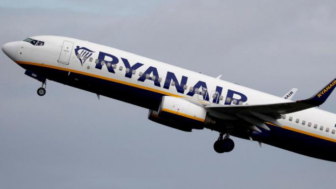 Ryanair recorta 400.000 plazas en los aeropuertos canarios