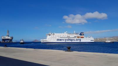El Global Mercy zarpa del puerto de Granadilla