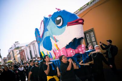 La Apoteosis del Carnaval da todo el protagonismo a los grupos laguneros