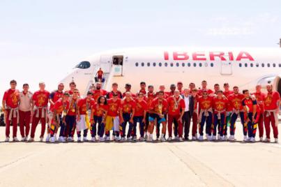 La selección española aterriza en Madrid con la Copa del Mundo