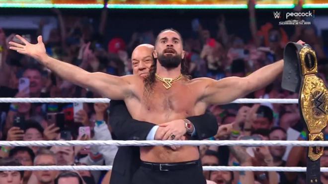 Seth Rollins y Paul Heyman celebran la conquista del título (Foto: WWE)