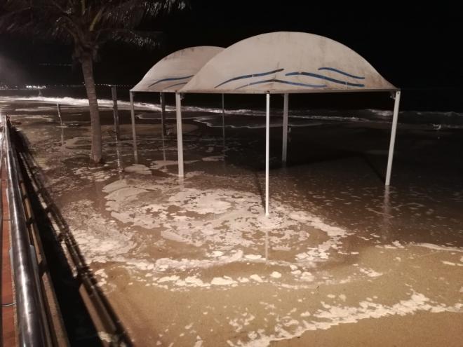Las fuertes mareas y el oleaje dejan desperfectos en la playa de Las Canteras y en San Cristóbal