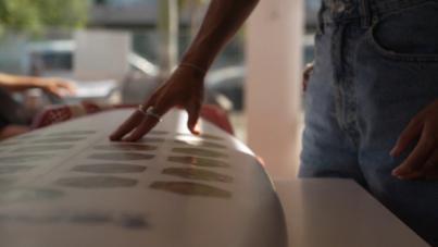Surfing With Me presenta la primera tabla de surf fabricada con residuos de playa