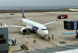 Tenerife inaugura vuelo directo a Varsovia con LOT Polish Airlines