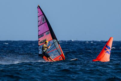 Pierre Mortefon, líder del Tour de la PWA, gana la primera eliminatoria en Tenerife