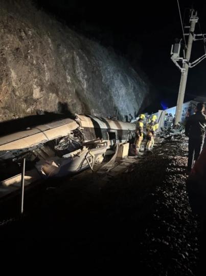 Tragedia ferroviaria: 40 fallecidos tras descarrilar dos trenes de alta velocidad en Adamuz