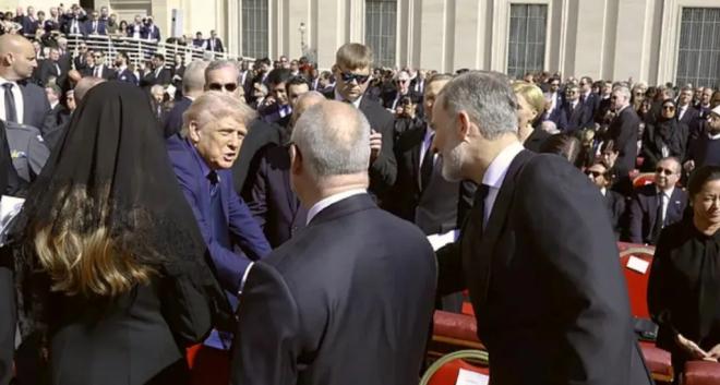El rey saluda a Donald Trump en el funeral del papa Francisco
