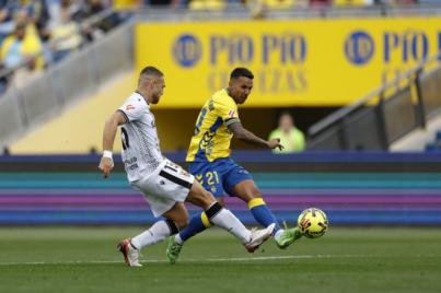 Las Palmas agranda su esperanza con una goleada al Ceuta