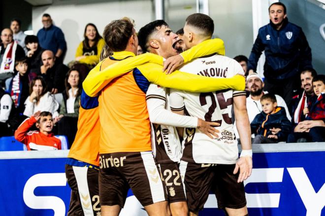 Las Palmas se mantiene invicto a domicilio con un gran gol de Lukovic