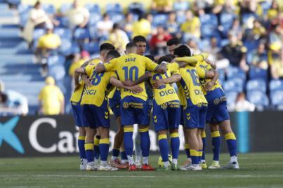 Las Palmas remonta al Huesca, logra el 6 de 6 y sigue su lucha por el ascenso