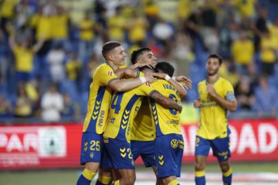 Iván Gil impulsa con sus goles la primera victoria en casa de la UD