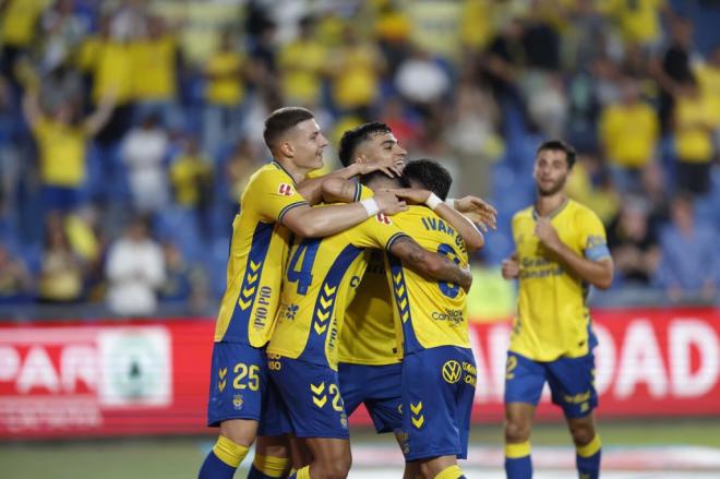 Iván Gil impulsa con sus goles la primera victoria en casa de la UD