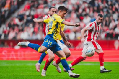 Las Palmas suma un punto más a domicilio tras igualar con el Sporting