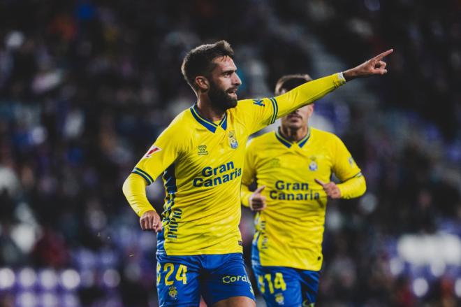 Las Palmas logra un gran triunfo en Pucela y duerme en el liderato