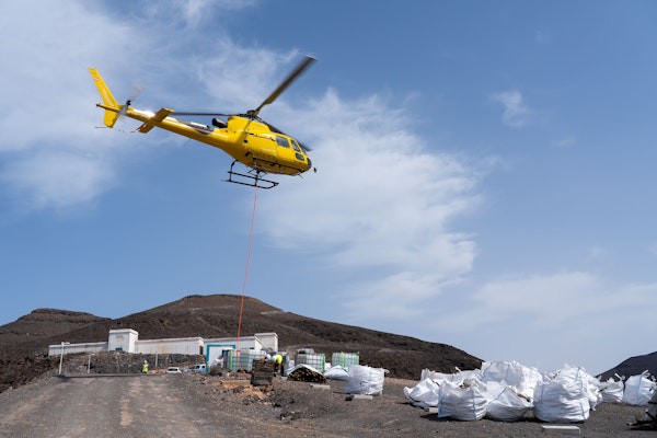 Helicóptero H125 transporta 17.000 kilos de material para vallado en Pico de la Zarza