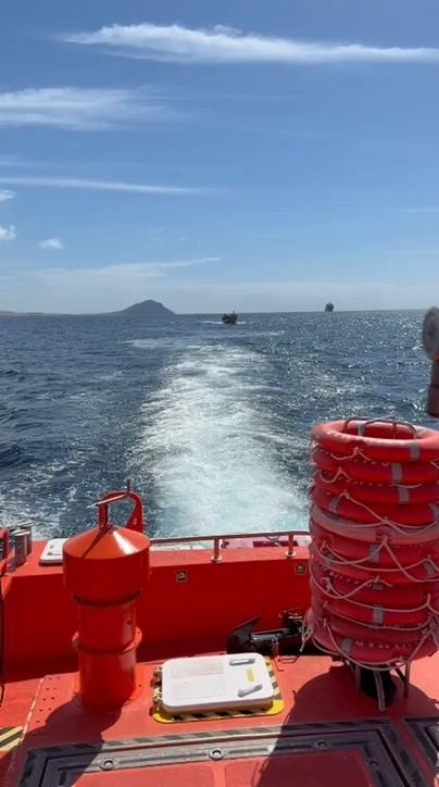 Rescatan a más de 100 personas en un cayuco cerca de Las Galletas