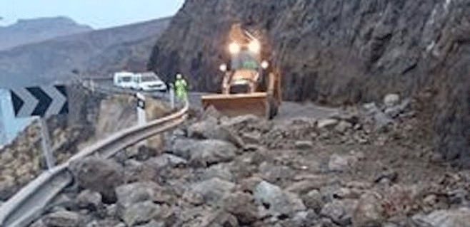 Desprendimientos obligan a cortar al tráfico la carretera GC-200