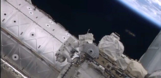 Un OVNI aparece en medio de un paseo espacial