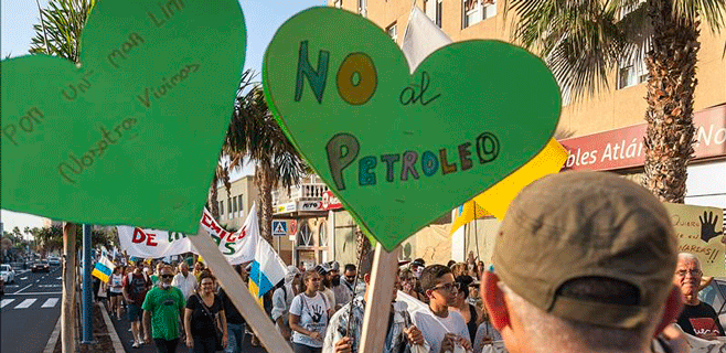 Una cadena humana para exigir una Canarias libre de petróleo