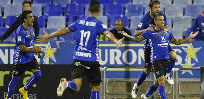 El Tenerife confirma su mejoría en la Romareda