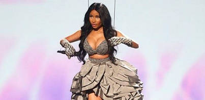 Nicky Minaj “cae del cielo” en los EMA Awards
