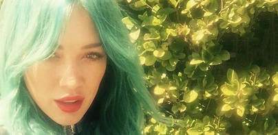 Hilary Duff se tiñe el pelo de verde