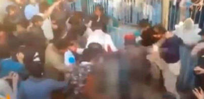 Cesado un policía que apoyó el linchamiento de una mujer