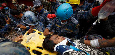 Más de 870 personas han sido rescatadas con vida en Nepal