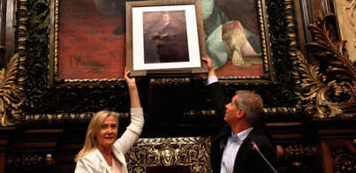 El PP cuelga una foto de Felipe VI y BComú la retira