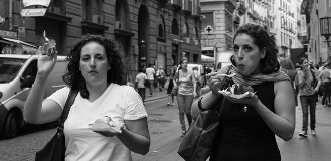 Comer andando puede favorecer la obesidad