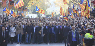 Unas 2.000 personas arropan a Artur Mas en su declaración
