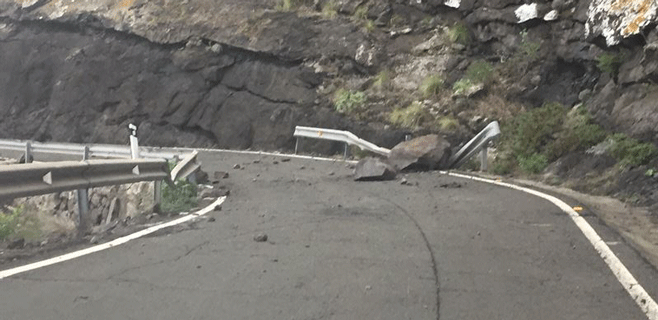 La carretera de La Aldea, cerrada hasta que pase el aviso de tormentas
