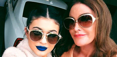 Kylie Jenner se pasa al pintalabios azul