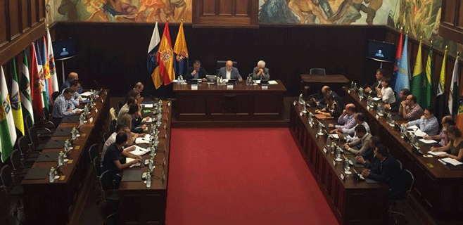 Los alcaldes apoyan declarar "de emergencia" la situación de Telde