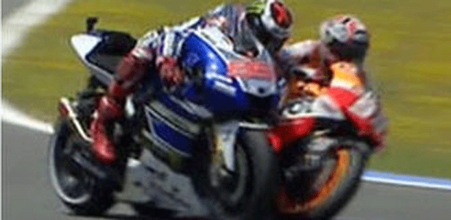Rossi, sancionado tras tirar de la moto a Márquez