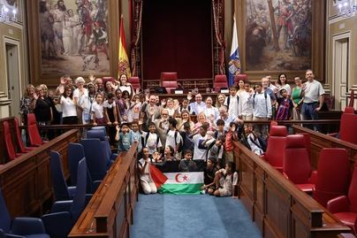 El Parlamento de Canarias recibe a saharauis del programa 'Vacaciones en Paz'