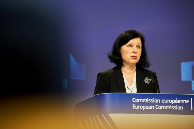 Bruselas pide reabrir las fronteras dentro de la UE 'lo antes posible' para relanzar el turismo