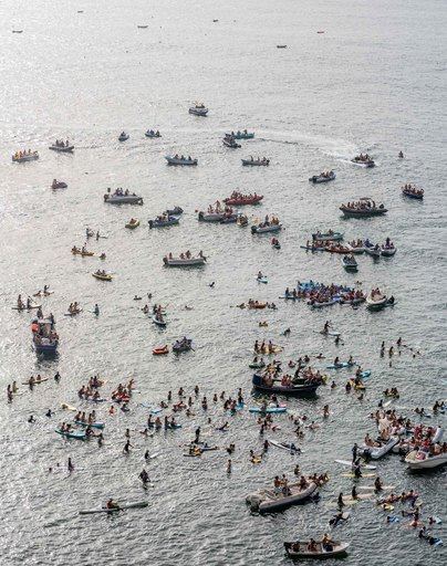 La embarcación de la Virgen del Carmen congrega a miles de personas