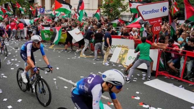 'La Vuelta' recupera su normalidad tras el caos en Bilbao