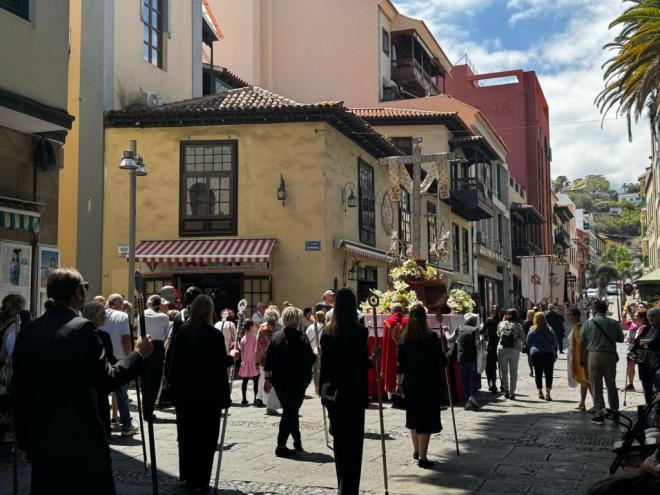 Puerto de la Cruz ya luce con todas sus cruces enramadas