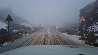 El Cabildo mantiene cerrados los accesos al Teide por hielo y nieve en la carretera