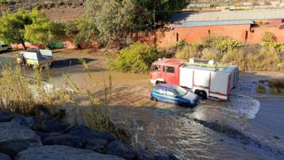 La crecida de los barrancos incomunica Los Palmitos, Lomo Gordo y Lomo Perera